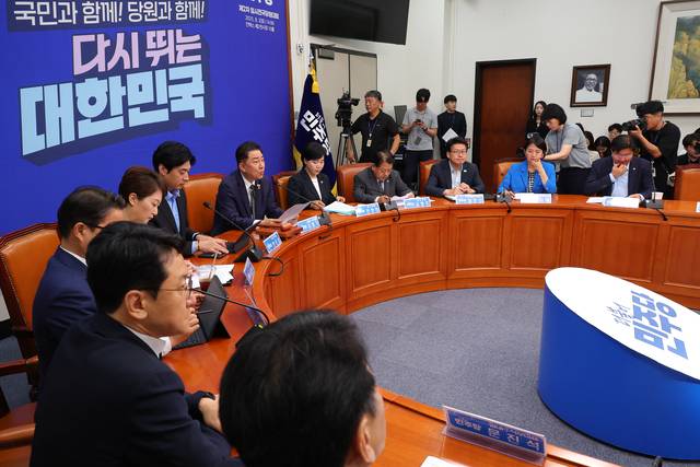 김병기 더불어민주당 대표 직무대행 겸 원내대표가 30일 국회에서 열린 최고위원회의에서 발언하고 있다. [연합뉴스]