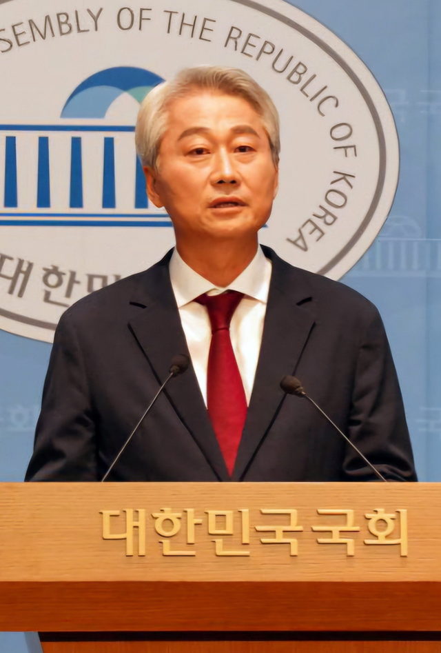 김근식 국민의힘 서울 송파병 당협위원장(경남대 정치외교학부 교수)이 지난 7월28일 오후 국회 소통관에서 국민의힘 8·22 전당대회 선출직 최고위원 출마 선언을 하고 있다.<김근식 교수 페이스북 사진 갈무리>
