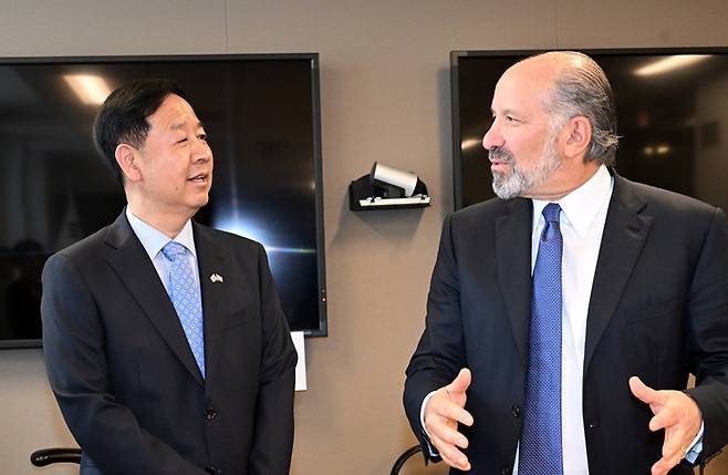 한-미 통상협의차 미국 워싱턴DC를 방문 중인 구윤철 부총리 겸 기획재정부 장관이 29일(현지시간) 미국 상무부에서 하워드 러트닉 상무장관과 통상협의에 앞서 환담하고 있다. (사진=연합뉴스)