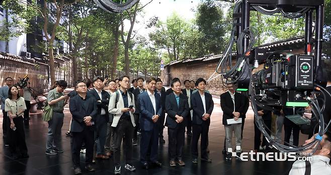 'K-컨텐츠 시장 300조 시대'를 위한 현장방문이 30일 경기 파주시 탄현면 CJ ENM 스튜디오에서 열렸다. 정태호 국정기획위원회 경제1분과장과 허민회 CJ 경영지원대표를 비롯한 위원들이 벽면과 천장을 모두 대형 LED로 꾸민 '버추얼 프로덕션 스테이지(VP 스테이지)'를 살펴보고 있다.  사진공동취재단