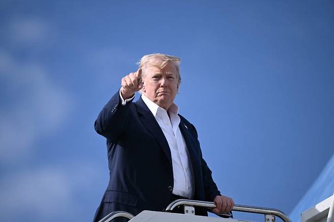 도널드 트럼프 미국 대통령이 29일(현지시간) 미국으로 돌아가는 대통령 전용기에서 기자들에게 중국과 미국의 3차 무역협상이 아주 잘 됐다고 스콧 베선트 재무장관이 보고했다면서 시진핑 중국 국가 주석과도 올해 안에 만나게 될 것이라고 말했다. AFP 연합