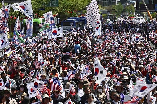 대한민국 바로 세우기 국민운동본부 등 보수단체 회원들이 지난 4월 26일 서울 중구 세종대로 인근에서 열린 국민저항권 광화문 국민대회에서 태극기와 성조기를 흔들며 집회를 하고 있다. /사진=뉴시스
