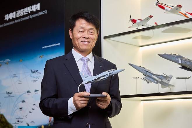 박상신 한국항공우주산업(KAI) 아시아실 실장이 FA-50 모형을 들고 포즈를 취하고 있다. KAI 제공