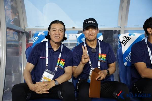 김판곤 감독(왼쪽), 이정효 수석코치(이상 팀 K리그). 한국프로축구연맹 제공