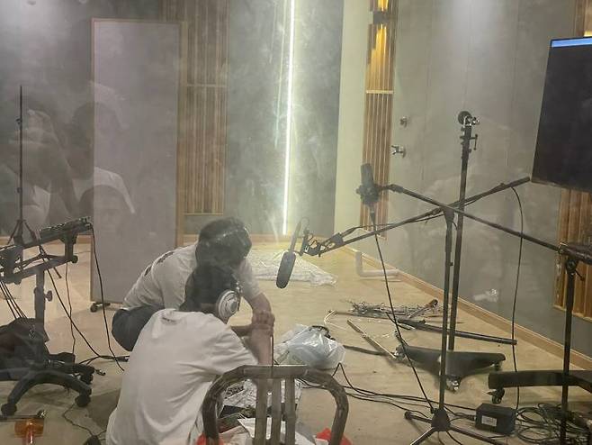 각종 효과음을 직접 녹음하는 장면