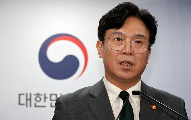 김영훈 고용노동부 장관이 29일 서울 종로구 정부서울청사에서 노동조합 및 노동관계조정법 개정안(노란봉투법) 관련 브리핑을 하고 있다. 류우종기자 wjryu@hani.co.kr