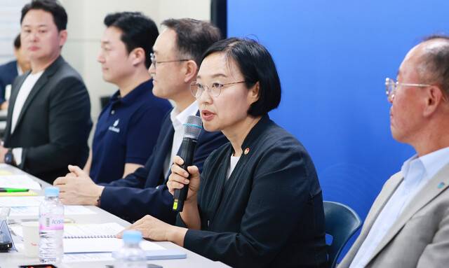 한성숙 중소벤처기업부 장관이 30일 오후 서울 종로구 소상공인시장진흥공단 서울중부센터에서 열린 ‘소상공인 회복과 안전망 확충을 위한 릴레이 간담회’에서 인사말을 하고 있다. 연합뉴스