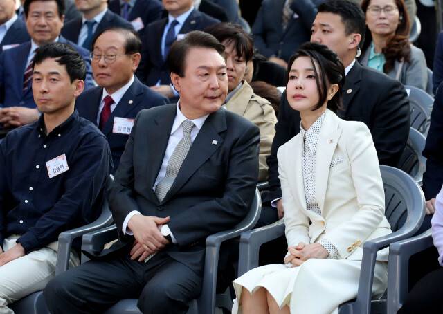 2023년 4월 대구 서문시장을 방문한 윤석열 전 대통령 부부. 대통령실사진기자단