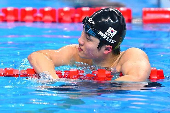 황선우가 29일(한국시각) 싱가포르 칼랑에서 열린 2025 세계수영선수권 남자 200m 결승에서 경기가 끝난 뒤 숨을 고르고 있다. 칼랑/AFP 연합뉴스