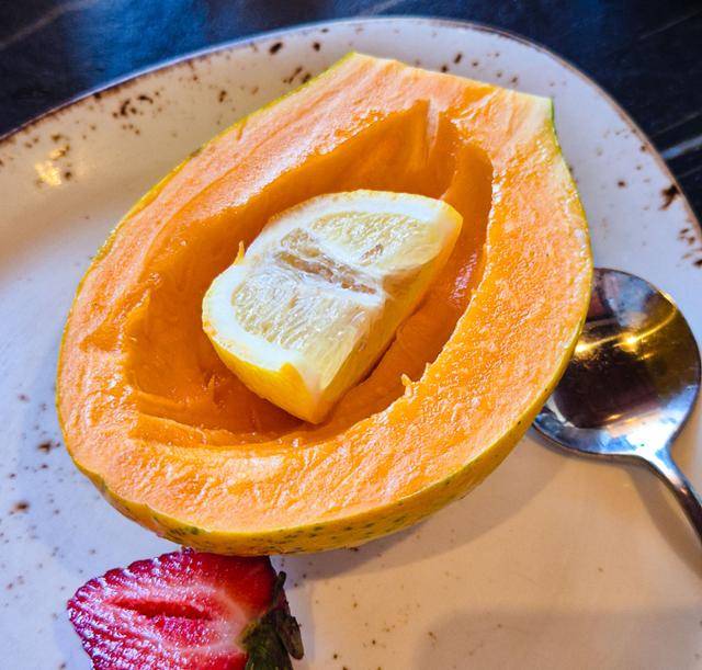 시트러스 조각이 올라가 있는 하와이산 파파야. 오아후=이한호 기자