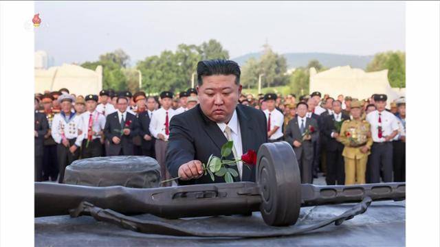 김정은 북한 국무위원장이 조국해방전쟁승리 72주년(7월 27일)을 맞아 지난 26일 전쟁노병들과 함께 조국해방전쟁참전열사묘를 찾았다고 조선중앙TV가 27일 보도했다. 조선중앙TV 캡처