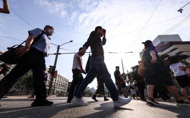 전국에 기록적인 폭염이 이어진 30일 서울 서초구 고속버스터미널 인근에서 시민들이 강하게 내리쬐는 햇볕을 피해 출근길에 나서고 있다. 뉴시스