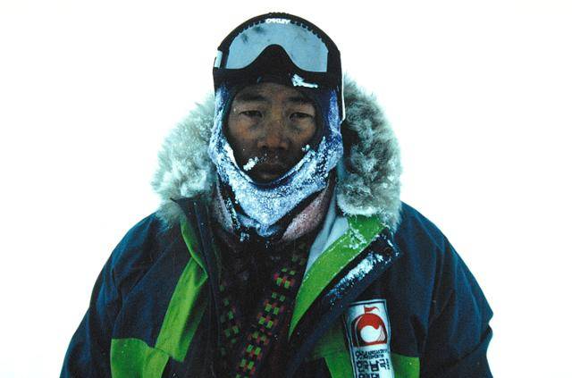 고 허영호 대장이 1994년 한국일보 창간 40주년을 맞아 꾸린 '94 한국 남극점 탐험대'와 함께 남극탐험 도중 포즈를 취하고 있다. 한국일보 자료사진