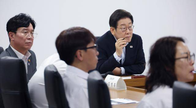 이재명 대통령이 지난 25일 경기 시흥시 SPC 삼립 시화공장에서 열린 산업재해 근절 현장 노사간담회에서 브리핑 내용을 듣고 있다. 왕태석 선임기자