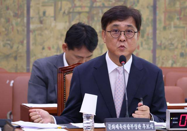 최휘영 문화체육관광부 장관 후보자가 지난 29일 서울 여의도 국회 문화체육관광위원회에서 열린 인사청문회에 출석해 의원 질의에 답하고 있다. 뉴스1
