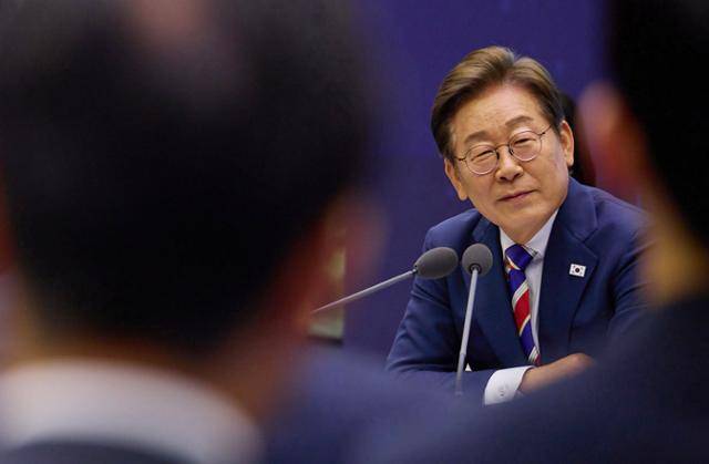 이재명 대통령이 지난 6월 11일 서울 영등포구 한국거래소에서 열린 주식시장 불공정거래 근절을 위한 현장 간담회에서 참석자의 질문을 경청하고 있다. 뉴스1