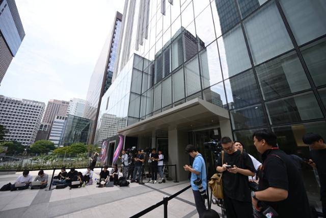 윤석열 전 대통령이 민중기 특별검사팀의 출석 요구에 불응한 30일 서울 종로구 김건희 특검 사무실 앞에서 취재진이 대기 하고 있다. 최주연 기자