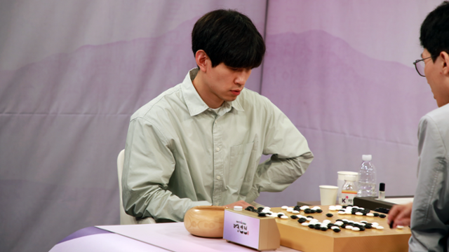 이지현(왼쪽) 9단이 25일 경기 판교 K바둑 스튜디오에서 열린 제48기 SG배 한국일보 명인전 본선 16강 이정현 7단과 대국을 마친 후 복기하고 있다. 한국기원 제공