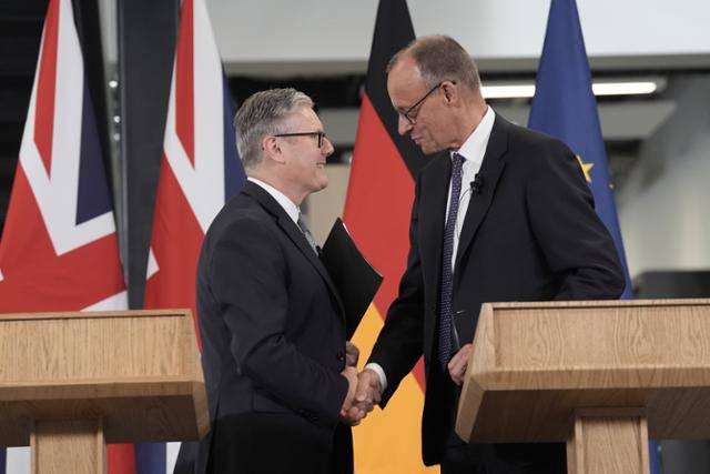 키어 스타머(왼쪽) 영국 총리와 프리드리히 메르츠 독일 총리가 17일 영국 스티브니지의 에어버스 공장에서 공동 기자회견하고 있다. 스티브니지=AP 뉴시스