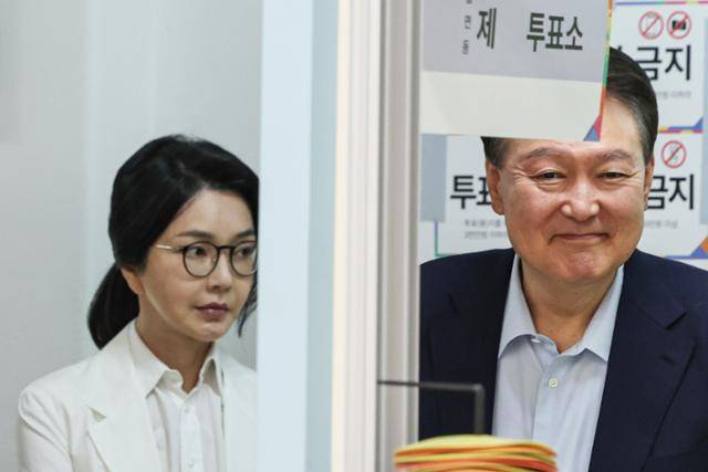 윤석열(오른쪽) 전 대통령과 김건희 여사가 제21대 대통령 선거일인 6월 3일 서울 서초구 원명초등학교에 마련된 서초4동 제3투표소에서 투표를 하기 위해 대기하고 있다. 뉴스1
