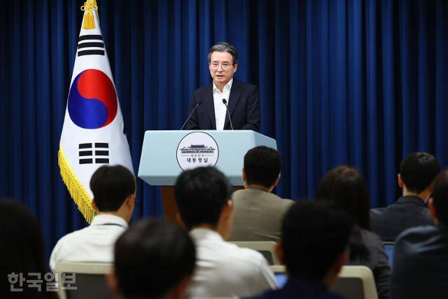 김용범 정책실장이 30일 서울 용산 대통령실 청사에서 비상경제점검TF 관련 브리핑을 마치고 취재진의 질문에 답변하고 있다. 왕태석 선임기자