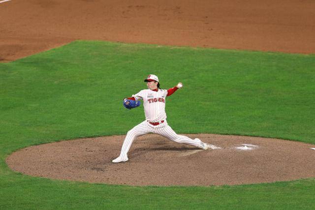 프로야구 KIA의 선발투수 양현종이 30일 광주KIA챔피언스필드에서 열린 두산전에서 역투하고 있다. KIA 제공