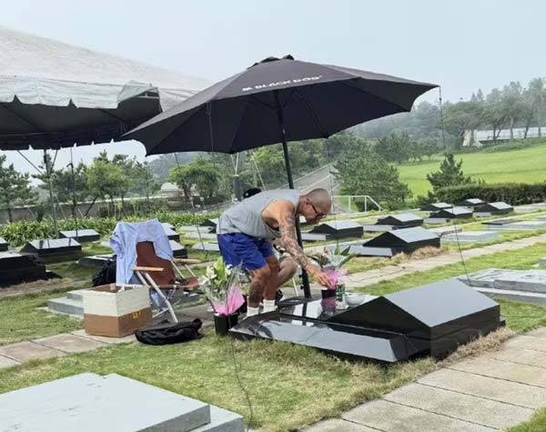 가수 구준엽(55)이 매일 故 서희원의 묘소를 찾아 애도하고 있다는 소식이 전해졌다./사진=조선일보 DB