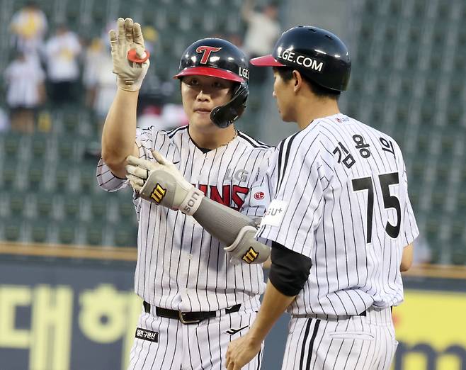 29일 오후 잠실야구장에서 열린 2025 프로야구 KT와 LG 경기. LG 손용준이 3회 역전 1타점 적시타를 날리고 기뻐하고 있다. 잠실=정시종 기자 capa@edaily.co.kr /2025.07.29.