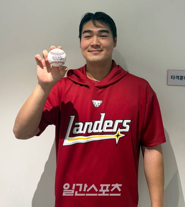 29일 인천 키움전에서 데뷔 첫 승을 따낸 전영준이 기념 사진을 찍고 있다. SSG 제공