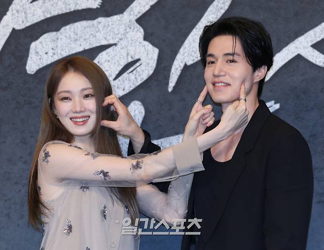 배우 이성경, 이동욱이 14일 오후 서울 구로구 더링크호텔에서 열린 JTBC 금요시리즈 '착한 사나이' 제작발표회에 참석해 포즈를 취하고 있다. 서병수 기자 qudtn@edaily.co.kr /2025.07.14/