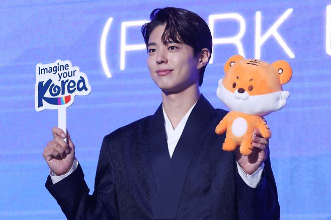 배우 박보검이 29일 서울 강남구 에스제이쿤스트할레에서 열린 '한국관광 명예홍보대사 위촉식'에 참석해 포즈를 취하고 있다. 연합뉴스