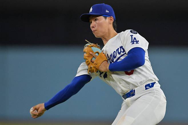 <yonhap photo-2397=""> LOS ANGELES, CALIFORNIA - JULY 18: Hyeseong Kim #6 of the Los Angeles Dodgers makes a play and throws Jake Bauers #9 of the Milwaukee Brewers out at first in the seventh inning at Dodger Stadium on July 18, 2025 in Los Angeles, California. Jayne Kamin-Oncea/Getty Images/AFP (Photo by Jayne Kamin-Oncea / GETTY IMAGES NORTH AMERICA / Getty Images via AFP)/2025-07-19 14:02:46/ <저작권자 ⓒ 1980-2025 ㈜연합뉴스. 무단 전재 재배포 금지, AI 학습 및 활용 금지></yonhap>