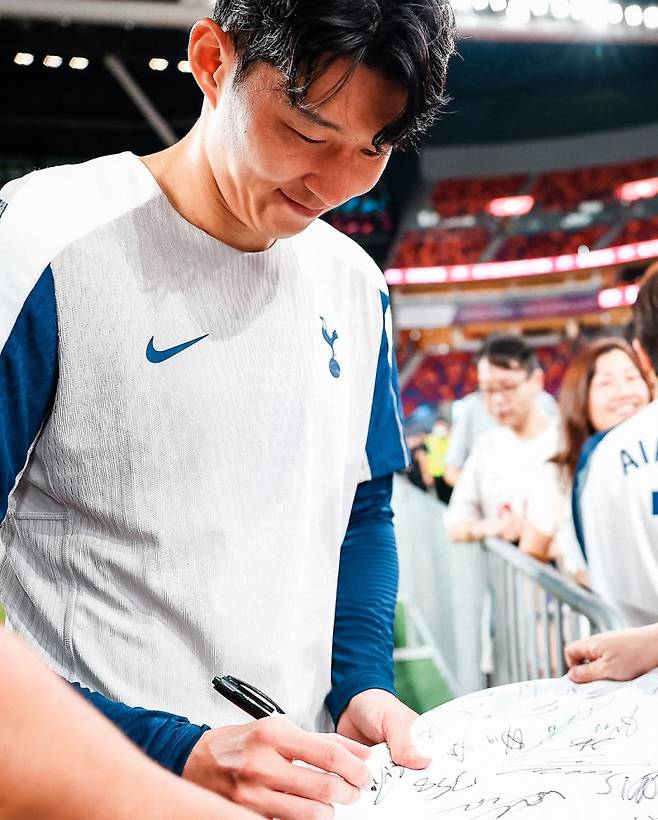 29일 홍콩에서 열린 오픈트레이닝에 참석해 팬 서비스를 하고 있는 손흥민. 사진=토트넘 SNS