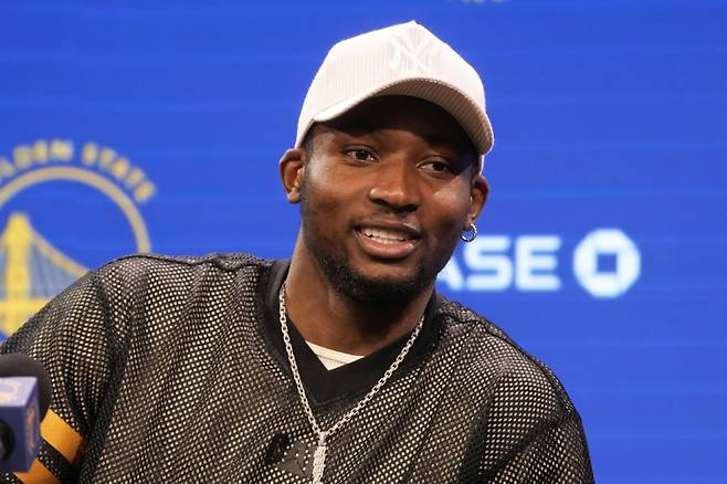 <yonhap photo-3050=""> Golden State Warriors forward Jonathan Kuminga speaks during a news conference at the NBA basketball team's facility in San Francisco, Thursday, May 15, 2025. (AP Photo/Jeff Chiu)/2025-05-16 06:38:32/ <저작권자 ⓒ 1980-2025 ㈜연합뉴스. 무단 전재 재배포 금지, AI 학습 및 활용 금지></yonhap>