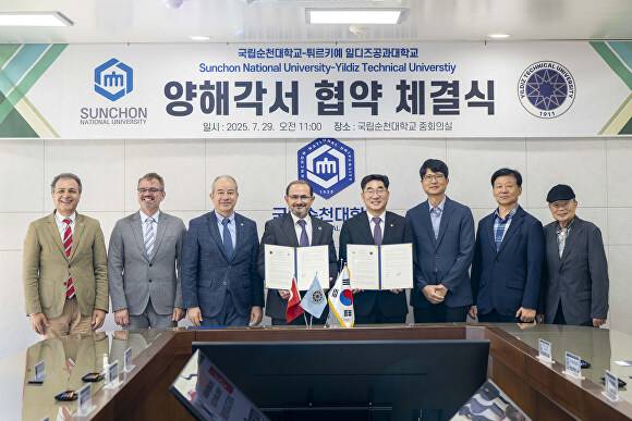 국립순천대학교가 튀르키예의 명문 공과대학인 일디즈공과대학교와 국제교류 협력을 위한 업무협약 체결 후 기념촬영을 하고 있다. [사진=국립순천대학교]