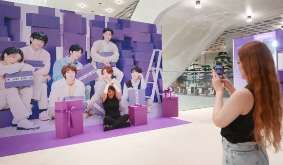 외국인 팬들이 BTS 패널과 사진을 찍고 있다. [사진=연합뉴스]