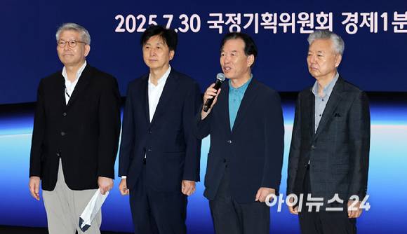 정태호 국정기획위원회 경제1분과장을 비롯한 위원들이 30일 경기 파주시 탄현면 CJ ENM 스튜디오를 찾아 시연을 마친 뒤, 언론브리핑을 하고 있다. [사진=사진공동취재단]