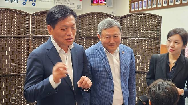 오늘(30일) 제주시청에서 운영된 대통령 직속 국정기획위원회 '모두의 광장'에서 발언하는 조승래 위원장 (강명철 기자 촬영)