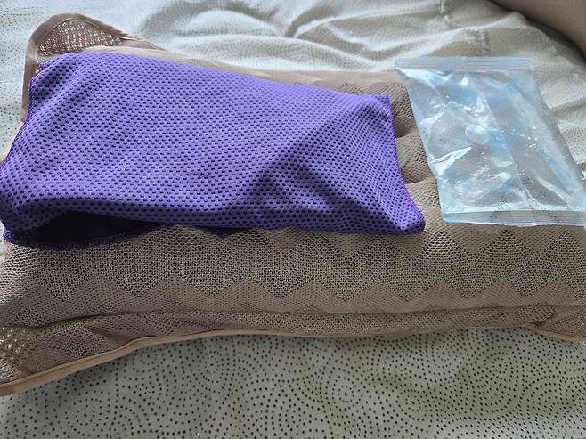 비용 부담 때문에 선풍기 쓰기도 어려운 장모씨가 두 아이들과 함께 잠을 자기 위해 쓰는 아이스팩. 물병과 아이스팩을 얼린 뒤 깔고 자면서 더위를 버틴다. 사진 장모씨