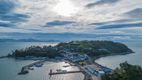 하늘에서 본 이수도. 인구 108명의 작은 섬이다. 항구 주변으로 민박이 옹기종기 모여 있다. 백종현 기자