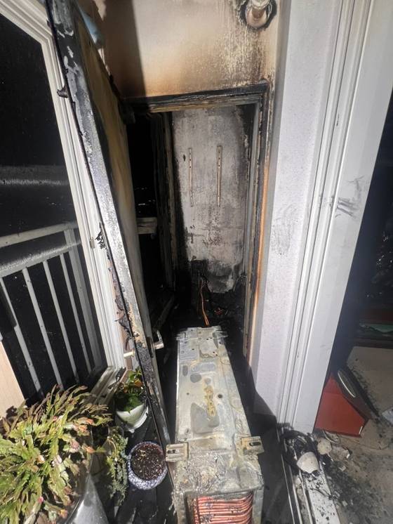 29일 오후 11시 32분 즈음 경기 화성시 아파트 에어컨 실외기실에서 불이 났다. 사진은 불이 난 에어컨 실외기실. 사진 경기도소방재난본부