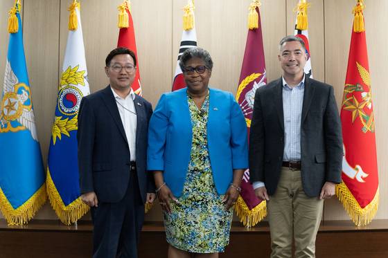 한·미 국방부는 22일 서울에서 제57차 한미 군수협력위원회 회의를 개최했다고 밝혔다. 이갑수 국방부 군수관리관(왼쪽)이 제57차 한미 군수협력위원회 회의에서 리사 스미스 미합중국 국방부 품목지원부 차관보(가운데), 프레드릭 크리스트 주한미군사 군수참모부장 육군소장과 함께 기념 촬영을 하고 있다. 사진 국방부, 연합뉴스