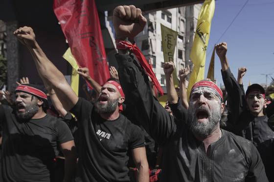 지난 6일 헤즈볼라 지지자들이 레바논 베이루트 남부에서 행진을 하고 있다. [AP=연합뉴스]