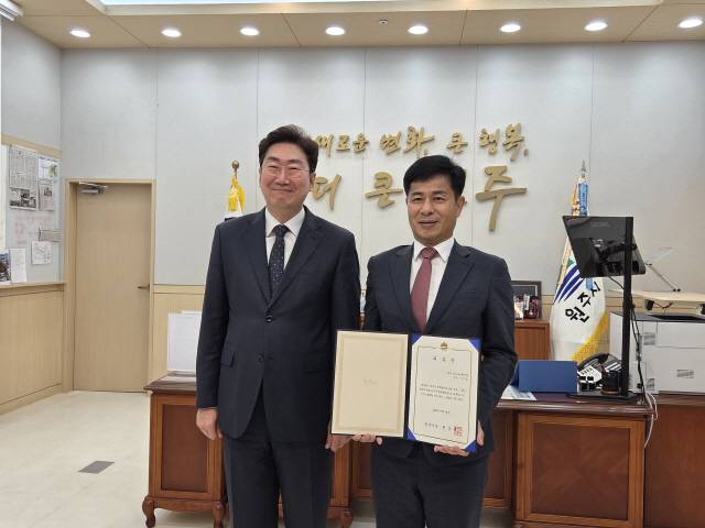 ▲ 원강수 원주시장이 29일 집무실에서 이병철 전 강원조달청장을 원주시 명예협력관으로 위촉했다.