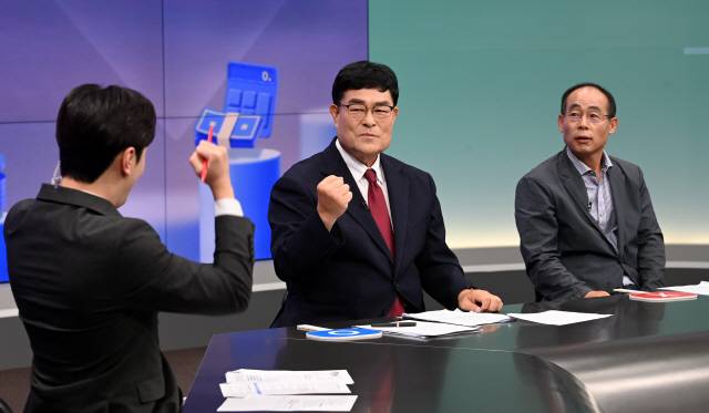 ▲ 강원도민일보와 G1방송이 공동 주관한 강원자치발전 전략대토론회 삼척시편이 지난 28일 G1방송 스튜디오에서 박상수 삼척시장과 김충재 강원연구원 박사가 참석한 가운데 열렸다.  방도겸 기자