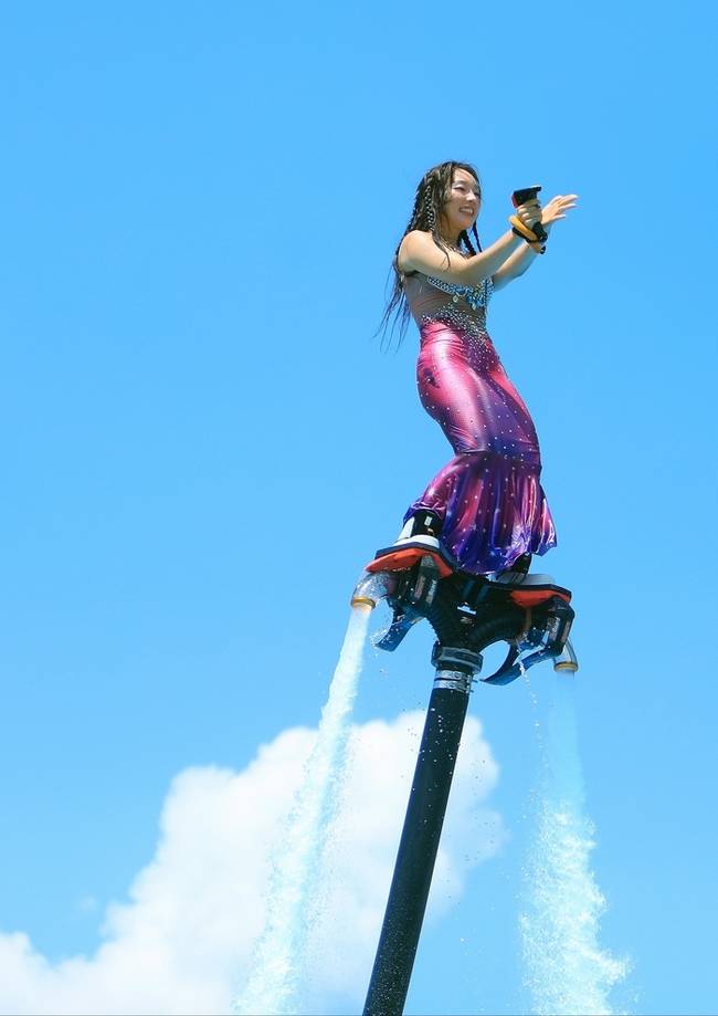 ▲ 인제, 두번째 여름축제 ‘여름愛 인제愛 빠지다’가 남면 부평리 빙어호 일원에서 오는 8월 10일까지 열리고 있는 가운데 지난 29일 플라이보드 세계챔피언 박진민 선수가 축제장 내 수상레저 체험장에서 시원하고 짜릿한 공연을 선보여 관광객들의 호응을 얻었다. 인제군 제공