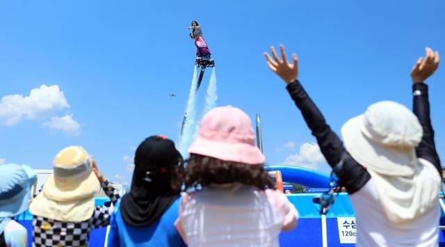 ▲ 인제, 두번째 여름축제 ‘여름愛 인제愛 빠지다’가 남면 부평리 빙어호 일원에서 오는 8월 10일까지 열리고 있는 가운데 지난 29일 플라이보드 세계챔피언 박진민 선수가 축제장 내 수상레저 체험장에서 시원하고 짜릿한 공연을 선보여 관광객들의 호응을 얻었다. 인제군 제공