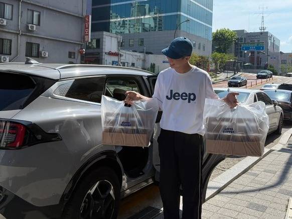 오균씨가 소방관들을 위해 준비한 커피를 들고 있는 모습. 유오균씨 제공