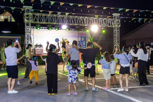 ▲ ‘무소음 페스티벌, 바란’이 30일 동해시 갤러리바란 인근 공영주차장(발한로 211-5)에서 성황리에 열렸다. 옛 전성기 시절의 문화를 현대적 감각으로 재구성한 문화재생 프로젝트이다. 사일런트 디스코, DJ와 함께하는 무소음 클럽 댄스파티, 가족 레크리에이션 게임 등 향수를 자극하는 프로그램이 줄지어 판을 벌였다.