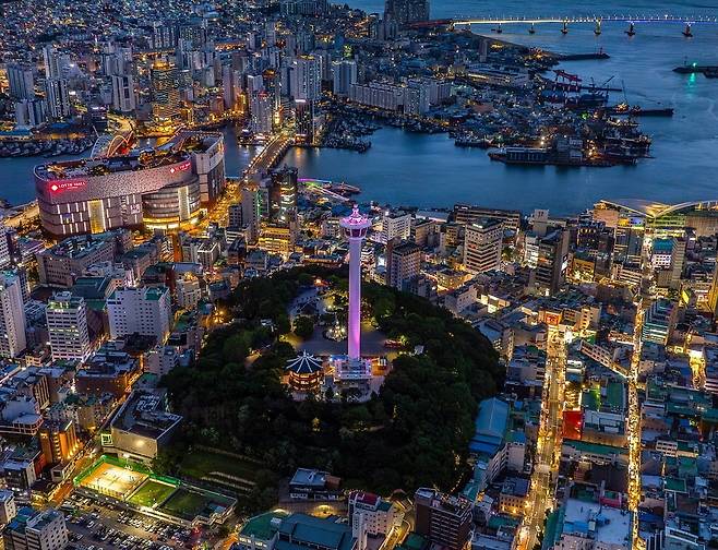 별바다부산 나이트페스타의 주 무대인 용두산공원 일대의 야경(사진=부산관광공사)